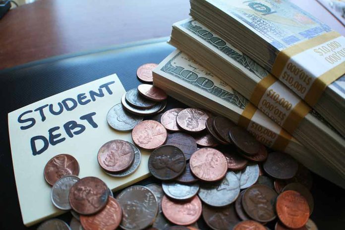 318232658 featured image Note with student debt coins and banknotes